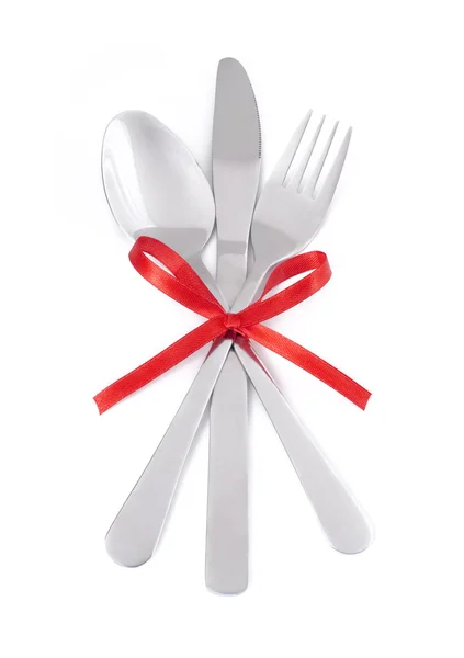 Set de cubiertos con tenedor, cuchillo y cuchara con cinta roja . — Foto de Stock