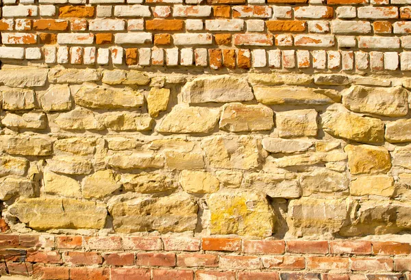 Camadas de parede de tijolo e pedra — Fotografia de Stock
