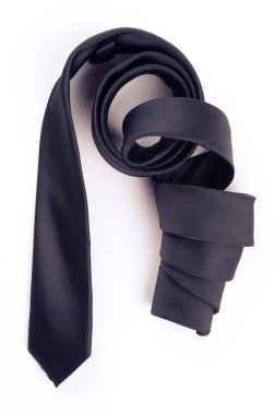 siyah kravat bir sarmal içine haddelenmiş