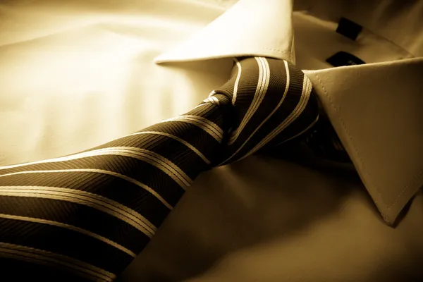 Krawattenknoten auf Hemd gebunden — Stockfoto