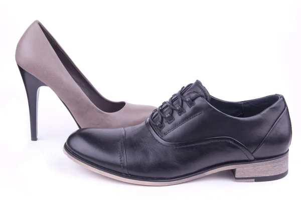 Bir erkek ve bir kadın ayakkabıları çapraz — Stok fotoğraf