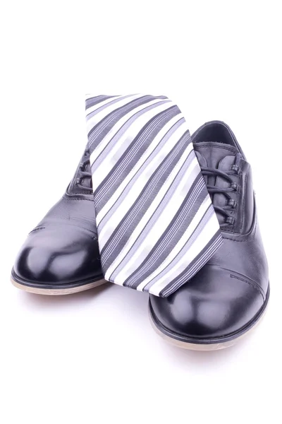 Un par de zapatos de hombre y corbata — Foto de Stock