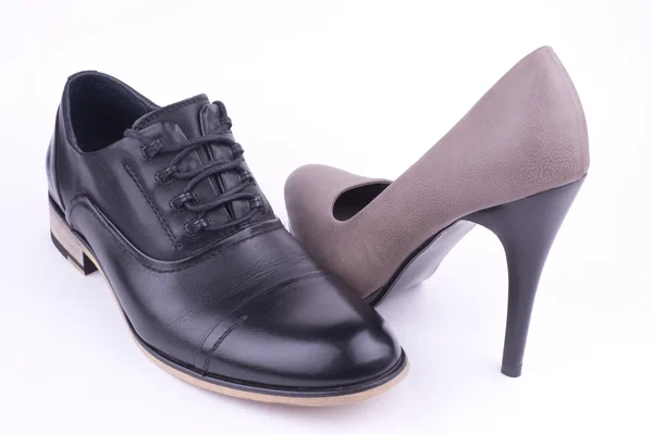 Um sapato masculino e um sapato feminino — Fotografia de Stock