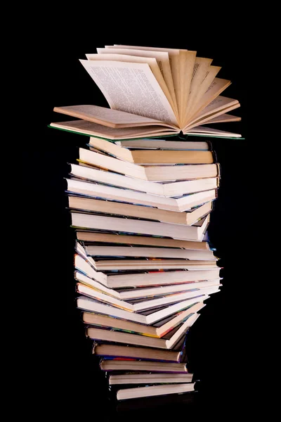 Libro aperto su pila di libri — Foto Stock