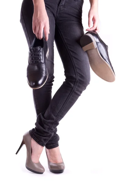 Mulher segurando um par de sapatos masculinos — Fotografia de Stock