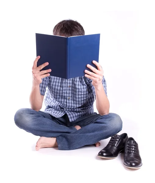 Barefoot man reading a book — Stock Photo, Image