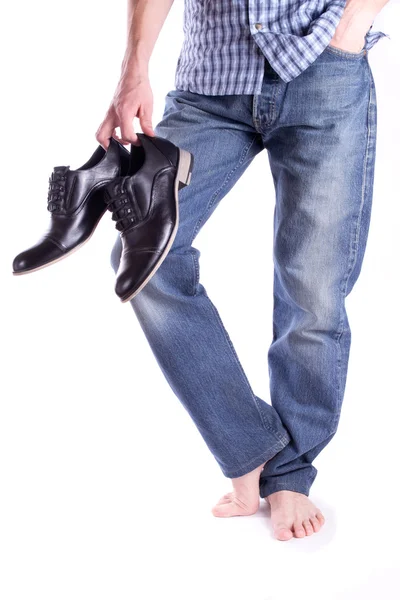 Los hombres sostienen un par de zapatos —  Fotos de Stock