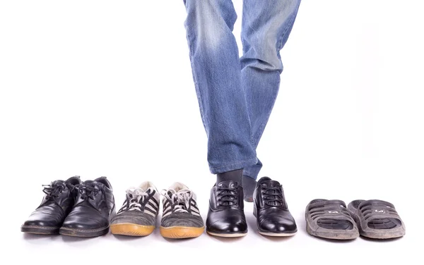 Een man draagt een nieuw paar schoenen — Stockfoto