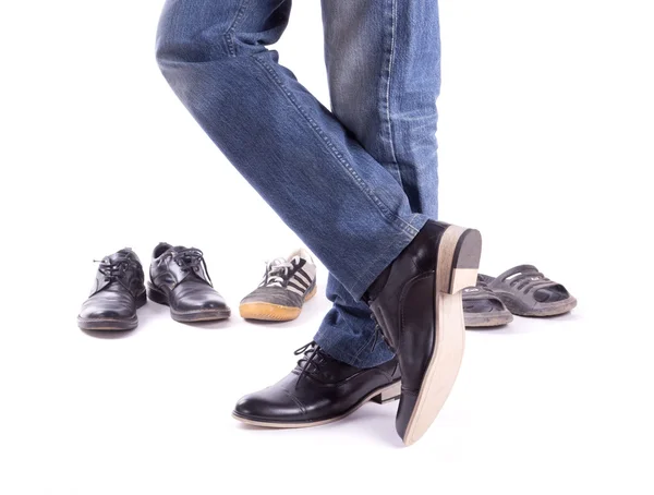 Mäns fötter i nya skor på tvären — Stockfoto