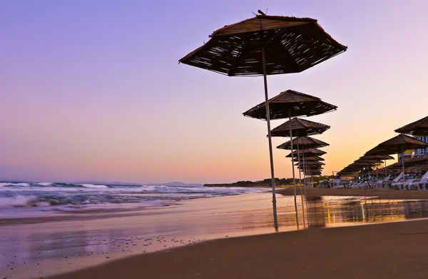 Paraplyer på stranden — Stockfoto