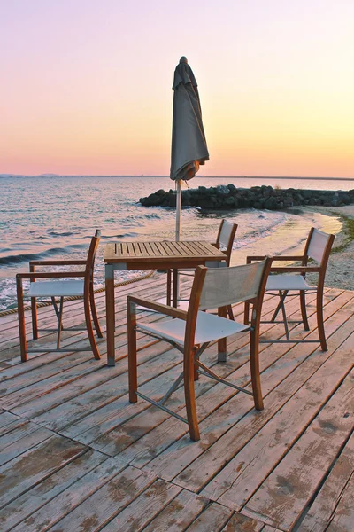 Holzsteg mit Tisch und Stühlen — Stockfoto