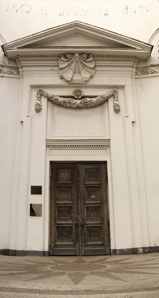 Дверь с арочной — стоковое фото