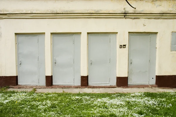 Fyra samma dörrar — Stockfoto