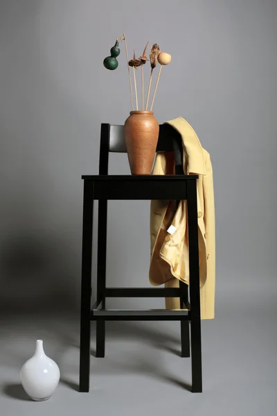 Jaqueta pendura em uma cadeira — Fotografia de Stock
