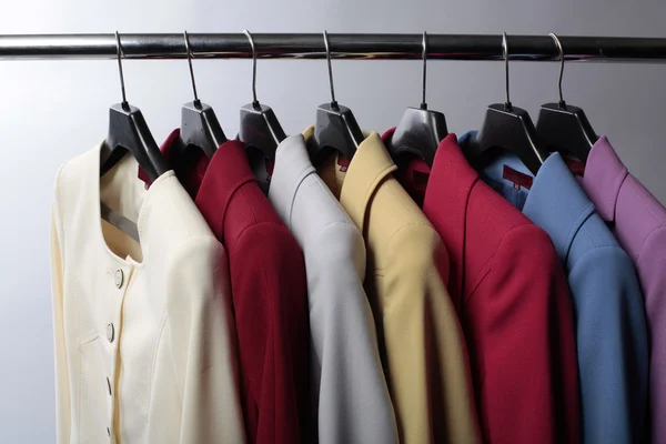 Askıları ile butik olarak üzerlerinde yelekleri