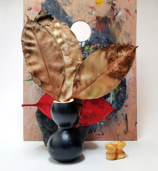 Artist's brush and red leaf — Stock Photo, Image