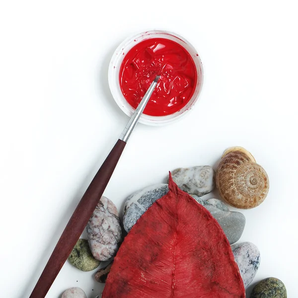 Artist's brush and red leaf — Stock Photo, Image