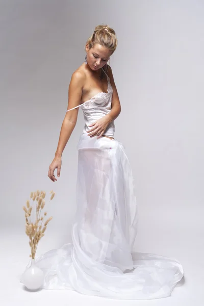 Chica en hermoso vestido blanco — Foto de Stock
