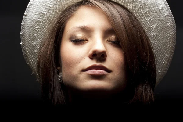 Portret van een meisje in een witte hoed — Stockfoto
