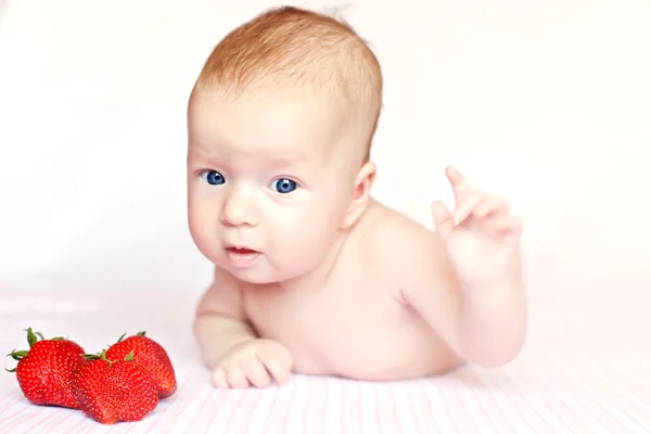 Schönes Baby und Erdbeeren — Stockfoto