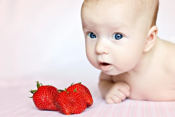 Lovely baby en aardbeien — Stockfoto