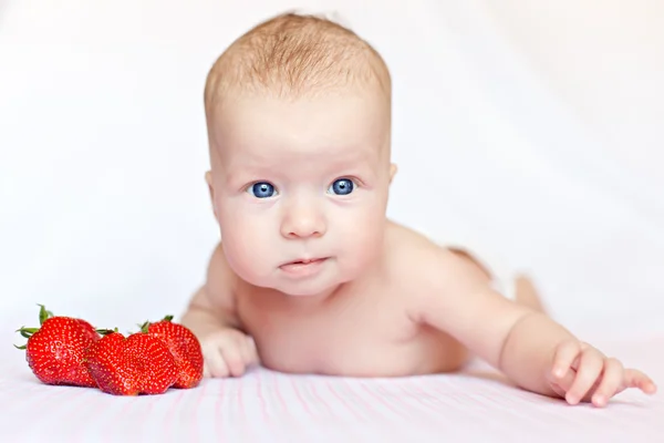 Lovely baby en aardbeien — Stockfoto