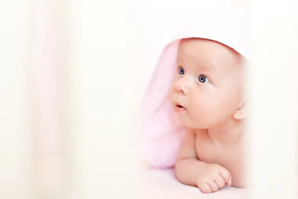 Precioso recién nacido en el capó — Foto de Stock