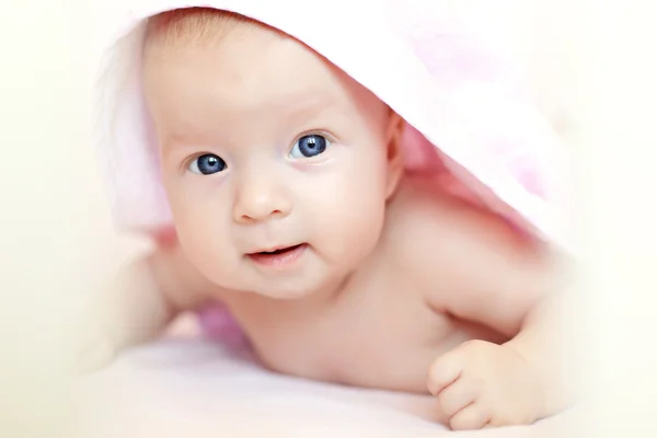 Schönes Neugeborenes auf der Motorhaube — Stockfoto