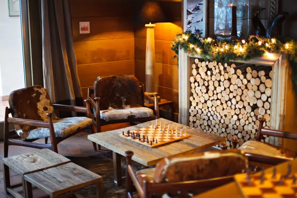 チェスとクリスマス居心地の良いリビング ルーム — ストック写真