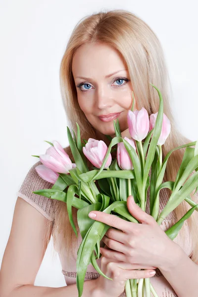 Красивая блондинка с тюльпанами — стоковое фото