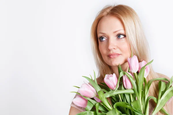 Hermosa chica rubia con tulipanes —  Fotos de Stock