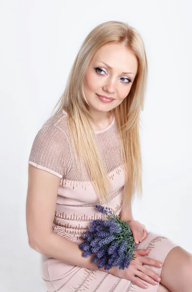 Blonde Mädchen mit einem Blumenstrauß Lavendel — Stockfoto