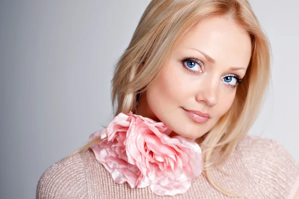 Cute blonde with pink flower — Stock Photo, Image