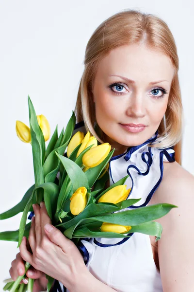 Gyönyörű szőke lány, tulipán — Stock Fotó