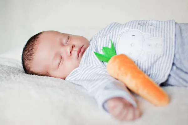 Bonito recém-nascido dorme — Fotografia de Stock