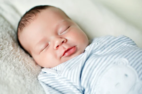 Bonito recém-nascido dorme — Fotografia de Stock