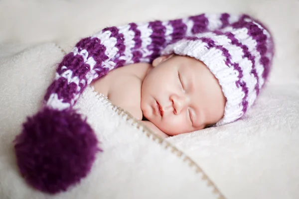 Cute newborn baby sleeps in a hat — Stock Photo, Image