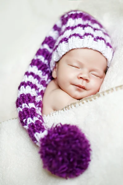 Χαριτωμένο μωρό νεογέννητο κοιμάται σε ένα καπέλο — Φωτογραφία Αρχείου