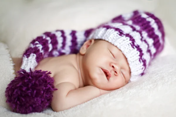 Cute newborn baby sleeps in a hat — Stock Photo, Image