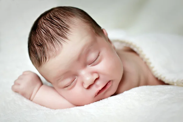 Bonito bebê recém-nascido dormindo — Fotografia de Stock