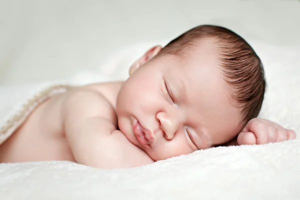 Bonito bebê recém-nascido dormindo — Fotografia de Stock