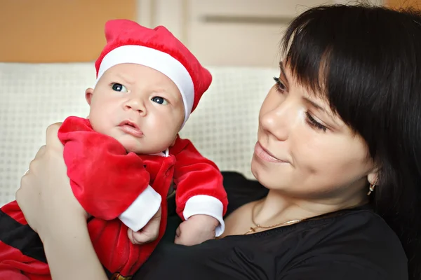 Glückliche Mutter und Kind Weihnachtsmann — Stockfoto