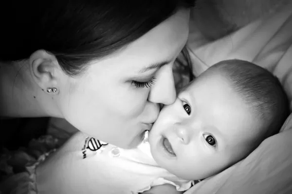 Φιλιά μωρό μητέρα — Φωτογραφία Αρχείου