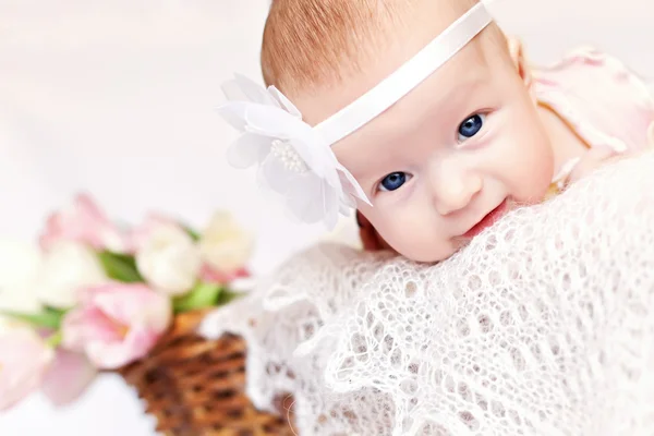 Charmant châle de bébé, fleurs — Photo