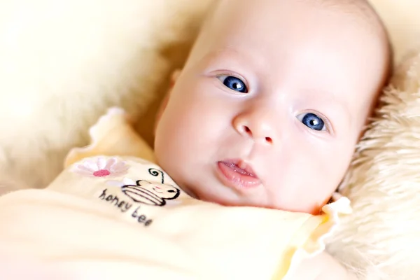 Счастливый новорожденный в постели — стоковое фото