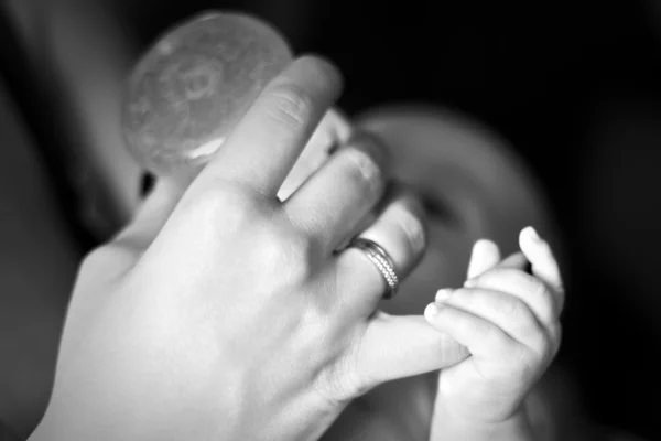 手のお母さん授乳ボトルの赤ちゃん — ストック写真