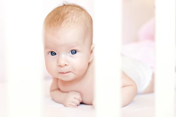 Schönes neugeborenes Baby im Bett — Stockfoto