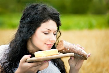 ekmek ve tereyağı ile şirin kız