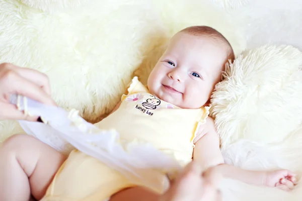 Милий новонародженого посміхається — стокове фото