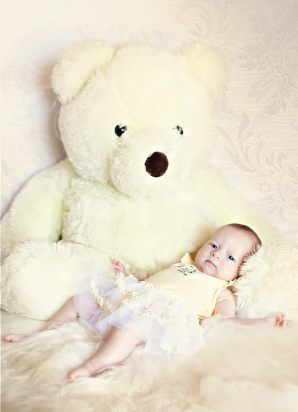 Bonito recém-nascido encontra-se com o urso de pelúcia — Fotografia de Stock
